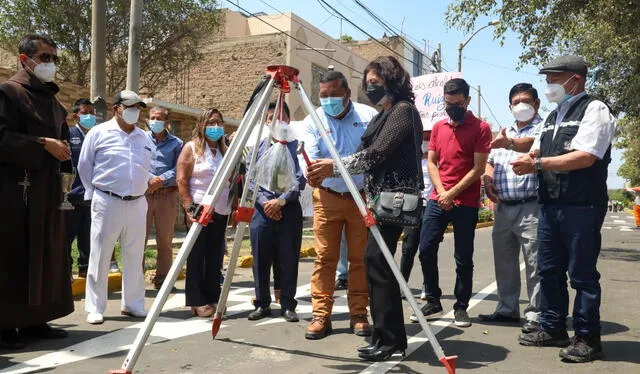 El alcalde José Ruiz entregó nuevas pistas a los vecinos. Foto: MPT