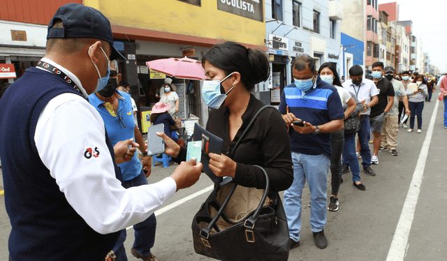 Revise en esta nota las soluciones a las que podría optar en caso la presentación de su carnet de vacunación, físico o virtual, falle. Foto: Jaime Mendoza