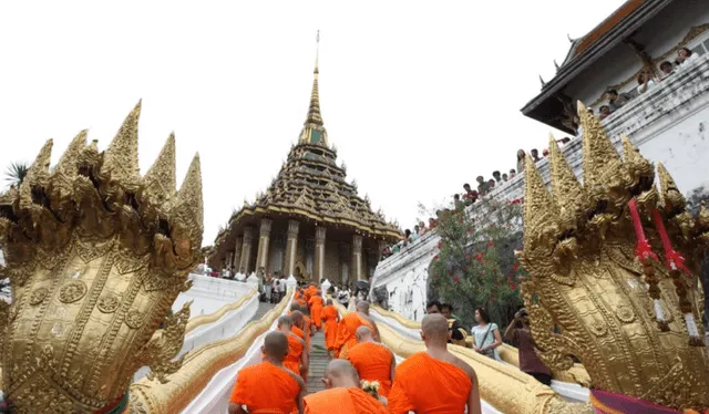 Los templos budistas acostumbran dar 108 campanadas la noche de Año Nuevo. Foto: EFE
