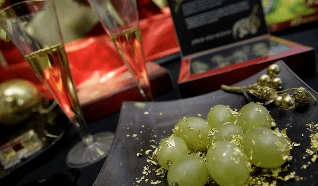 La costumbre de comer 12 uvas a la medianoche surgió en España. Foto: AFP