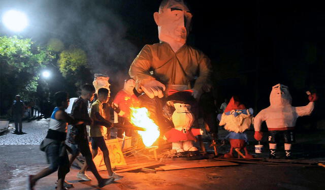 La quema de monigotes es otra costumbre del Año Nuevo en Argentina. Foto: AFP / Telam