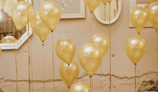 Diecinueve globos dorados decorarán mi habitación este Año Nuevo 2022.