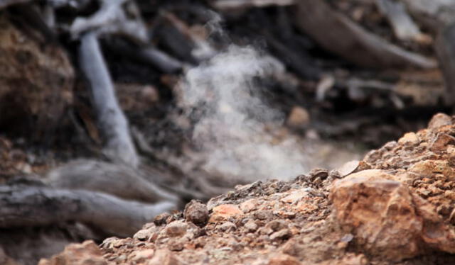  Humo que emerge del incendio de veta de carbón bajo la reserva natural de Nueva Gales del Sur, en Australia. Foto: NSW National Park    