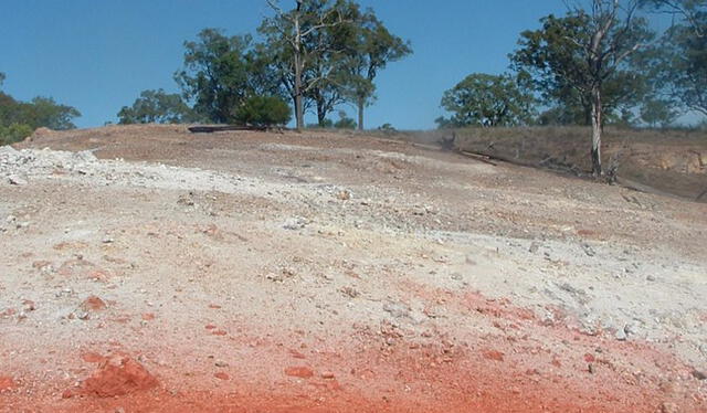 Desde la superficie, este fenómeno se distingue por los rastros de humo y ceniza blanca, un olor de azufre, rocas amarillas y rojas y una tierra cálida al tacto. Foto: Wikimedia Commons