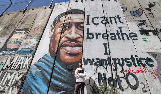  Mural pintado por el artista Taqi Spateen que representa a George Floyd, un hombre negro desarmado que murió después de que un policía blanco se arrodillara en su cuello durante un arresto. Foto: AFP    