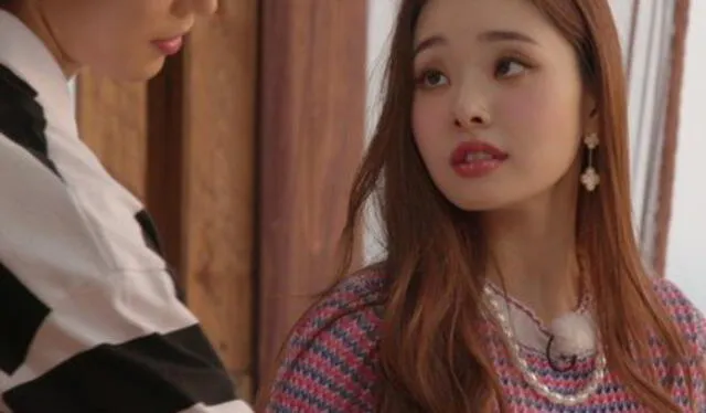 Song Ji A usando pieza Chanel de imitación. Foto: Netflix