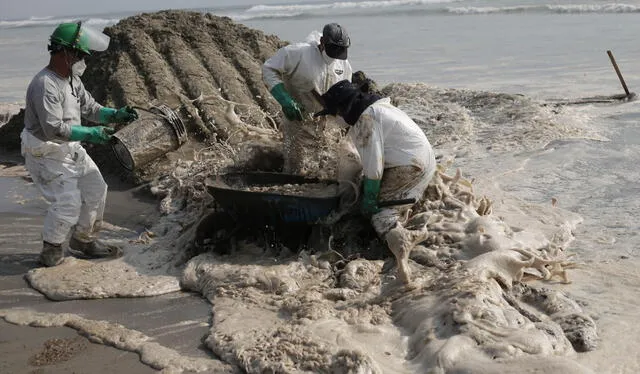 Especialistas limpiando las aguas contaminadas en Ventanilla. Foto: Gerardo Marín/GLR