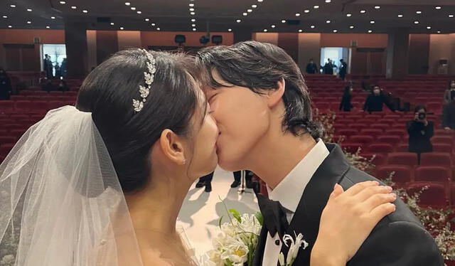 Park Shin Hye y Choi Tae Joon inmortalizan su amor en una fotografía tras la ceremonia de boda. Foto: vía Twitter
