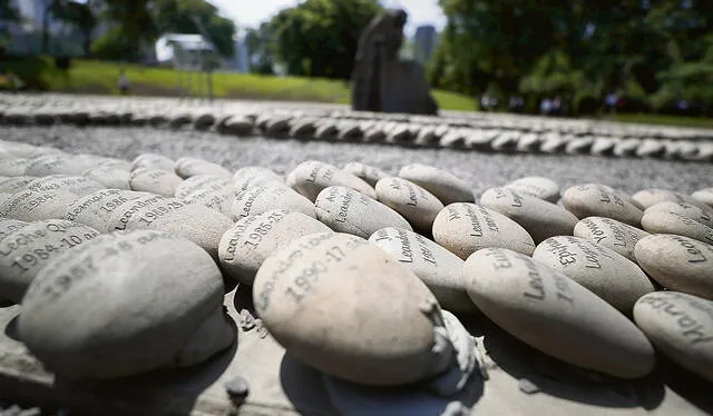 Recuerdo. En las piedras están escritos nombres de víctimas. Foto: difusión
