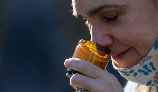 La disfunción olfativa, un síntoma neurológico de la COVID-19, puede acarrear cambios del hábito alimenticio incluso un año después del contagio. Foto: Angela Weiss / AFP