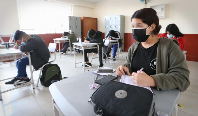 Después de dos años de educación virtual por la pandemia de la COVID-19, los alumnos podrán volver a las aulas. Foto: La República