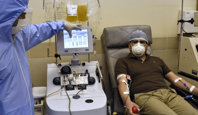 Las personas que donen plasma deben tener entre 18 y 75 años. Foto: AFP