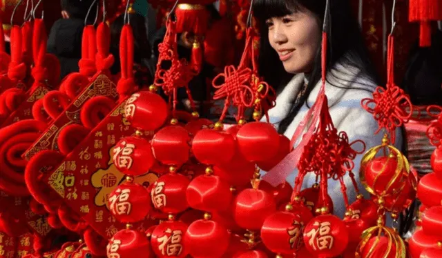 El rojo es el color que atrae más suerte en la cultura china. Foto: AFP