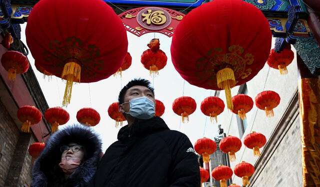 La ciudadanía transita bajo los faroles tradicionales un día antes del inicio del Año Nuevo Lunar, que rige el inicio del Año del Tigre, en Beijing, China. Foto: AFP