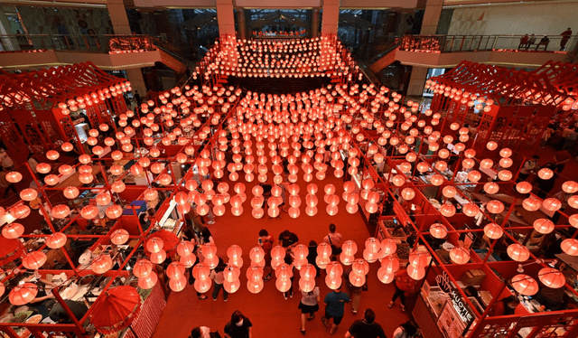 El color rojo es una de las tonalidades más utilizadas al recibir el Año Nuevo chino. Foto: AFP