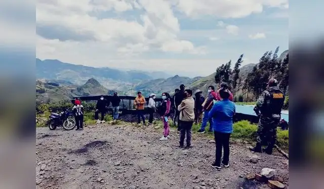 Varias autoridades llegaron a la zona para constatar el accidente. Foto: Radar Informativo Quiruvilca. Varias autoridades llegaron a la zona para constatar el accidente. Foto: Radar Informativo Quiruvilca.