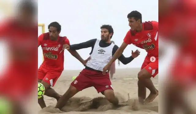 Alex Valera participando con la selección de fútbol playa. Foto: Instagram