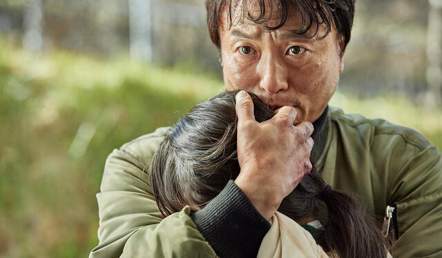 El papá de On Jo se sacrifica para que los alumnos puedan escapar de los zombies. Foto: Netflix