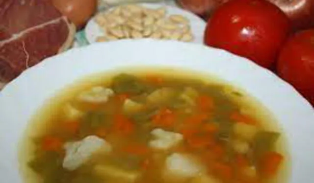 El caldo de verduras puede incluir un poco de arroz y 150 gr de pollo sin pellejo. Foto: Sevilla ABC