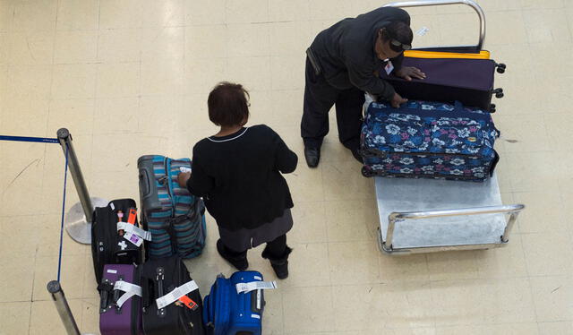 Si detectas daños en tu equipaje, no debes dudar en avisar a la aerolínea. Foto: AFP