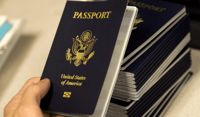 El pasaporte sirve como un documento de identificación. Foto: AFP