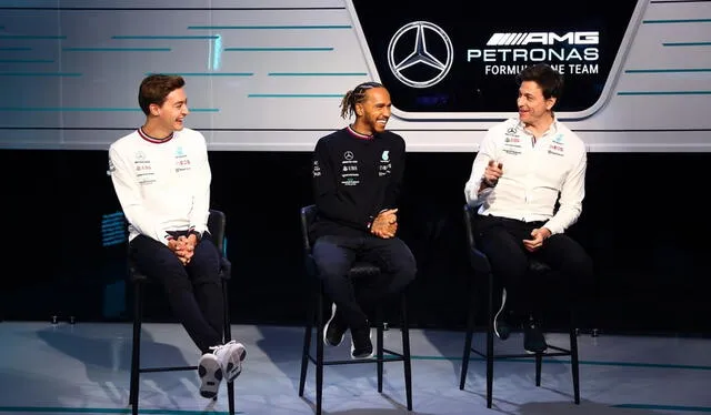 George Russell, Lewis Hamilton y Toto Wolff en la presentación de Mercedes. Foto: Twitter Mercedes F1.