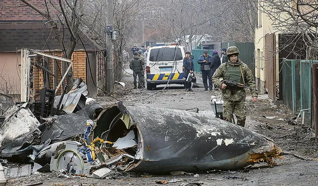 Impacto profundo. Un avión ruso se estrelló contra un grupo de viviendas cerca de Kiev. Foto: EFE