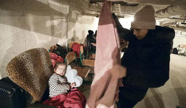 Refugios. Miles de ucranianos pasan la noche en el metro. Foto: EFE