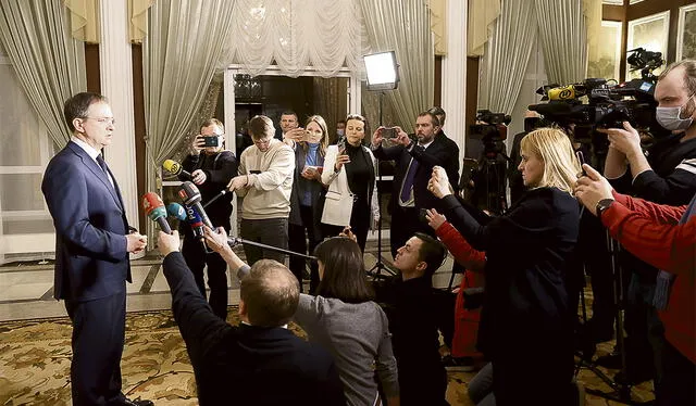 Negociador. Vladimir Medinsky, asesor de Putin, habla con la prensa tras la primera negociación. Foto: EFE