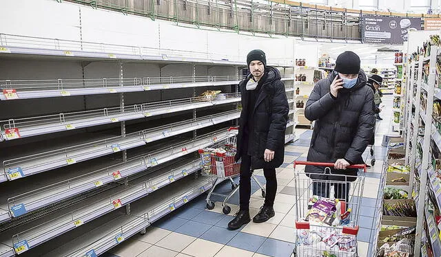 Sin alimentos. Los supermercados lucen desabastecidos. Foto: EFE