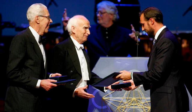 Donald Lynden-Bell, centro, recibiendo el Premio Kavli de astrofísica con Maarten Schmidt de manos del príncipe heredero Haakon Magnus en Oslo, Noruega, en 2008. Foto: Hakon Mosvold Larsen / Scanpix
