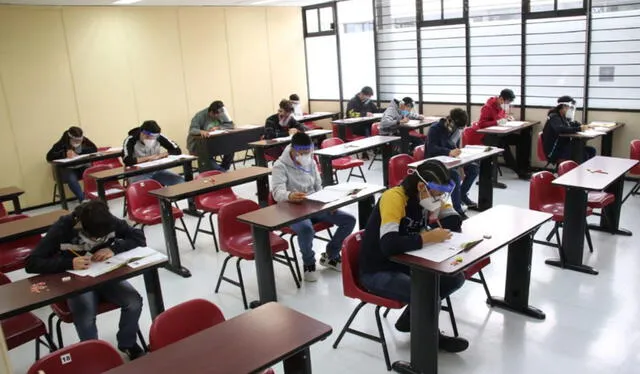 Los jóvenes rinden un examen de admisión para ingresar a las universidades. Foto: Minedu