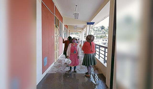 En Apurímac. Madres de Curahuasi remodelan los ambientes ante la falta de personal de limpieza y la necesidad de más aulas. Foto: difusión