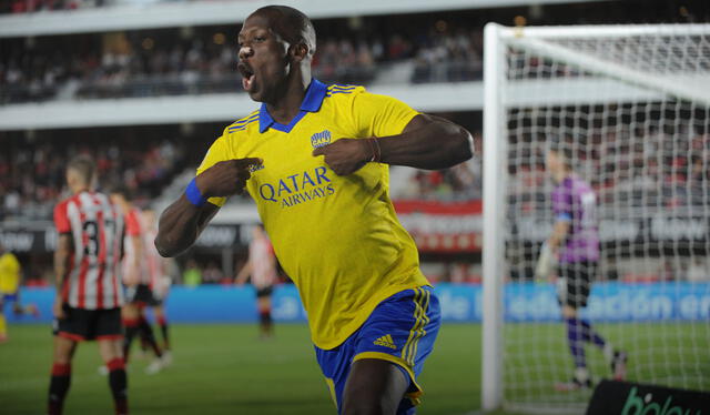 Luis Advíncula celebró eufórico su primer gol con Boca Juniors. Foto: Liga Profesional Argentina