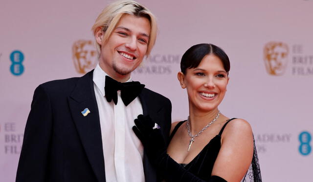  Millie Bobby Brown y Jake Bongiovi se vistieron de gala para asistir a la edición 75 de los Premios BAFTA, que se llevó a cabo el último 13 de marzo en el Royal Albert Hall de Londres. Foto: AFP    