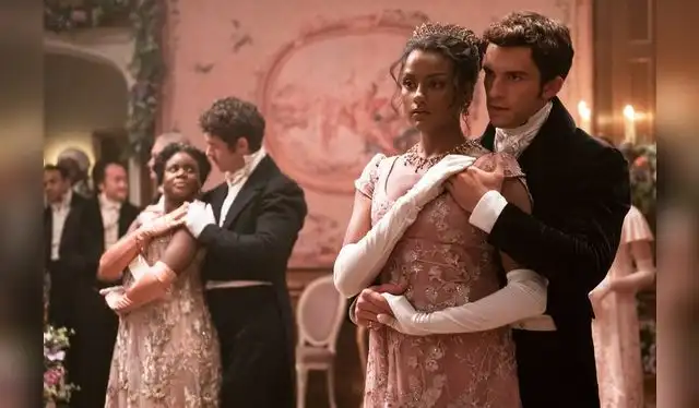 Simone Ashley junto a Jonathan Bailey en "Los Bridgerton". Foto: Netflix