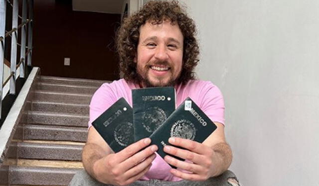 Luisito Comunica junto a sus tres pasaportes llenos de sellos. Foto: Instagram