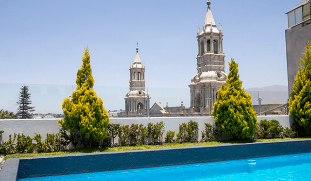 Casa Andina Select Arequipa cuenta con piscina y una hermosa vista a la ciudad. Foto: Casa Andina