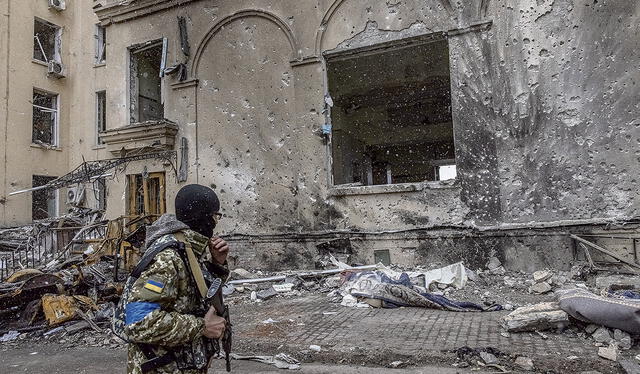 Tierra arrasada. Solo escombros dejaron los recios combates en las calles de la ciudad de Járkov (noreste de Ucrania). Foto: EFE