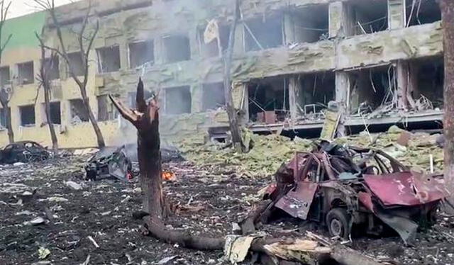 Edificio dañado de un hospital infantil, automóviles destruidos y escombros en el suelo luego de un ataque aéreo ruso en la ciudad de Mariúpol. Foto: AFP