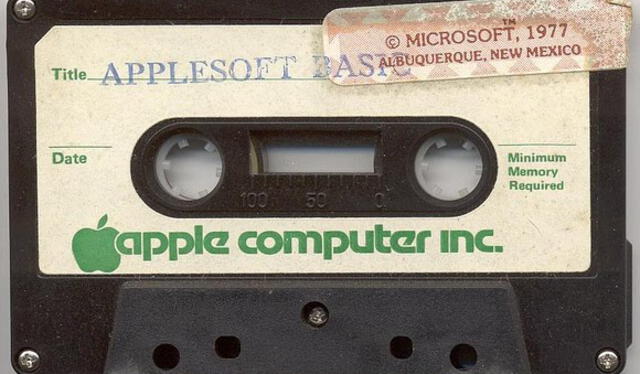 Cassette con Applesoft BASIC, la primera colaboración entre Apple y Microsoft. Foto: Seguridad Apple