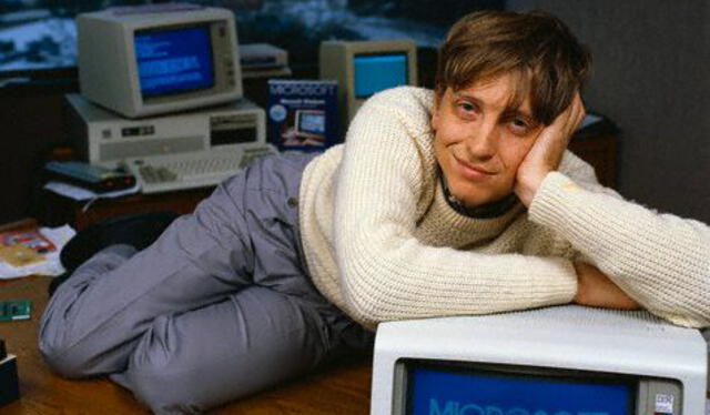 Microsoft con una IBM PC en una sesión de fotos para promocionar Windows (1985). Foto: La Razón