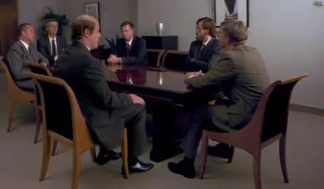 La mítica reunión de Bill Gates con IBM ha sido representada algunas veces en el cine. Aquí en la película 'Piratas de Silicon Valley' (1999). Foto: TNT