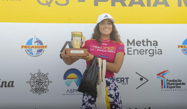 Daniella Rosas posa feliz con su trofeo en tierras brasileñas. Foto: WSL