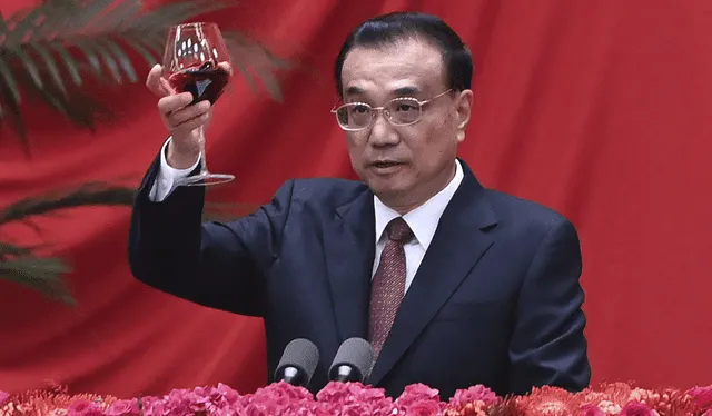 El primer ministro chino, Li Keqiang, levanta su copa después de un discurso en una recepción en el Gran Salón del Pueblo en Beijing. Foto: AFP