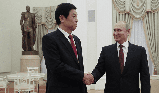 Vladimir Putin junto al presidente del Comité Permanente de la Asamblea Popular Nacional (APN) de China, Li Zhanshu, durante una reunión en el Kremlin en 2019. Foto: AFP