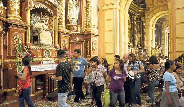 Las personas en Semana Santa visitan las 7 iglesias. Foto: La República   
