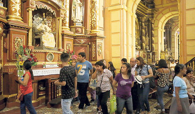 Las personas en Semana Santa visitan las 7 iglesias. Foto: La República Las personas en Semana Santa visitan las 7 iglesias. Foto: La República