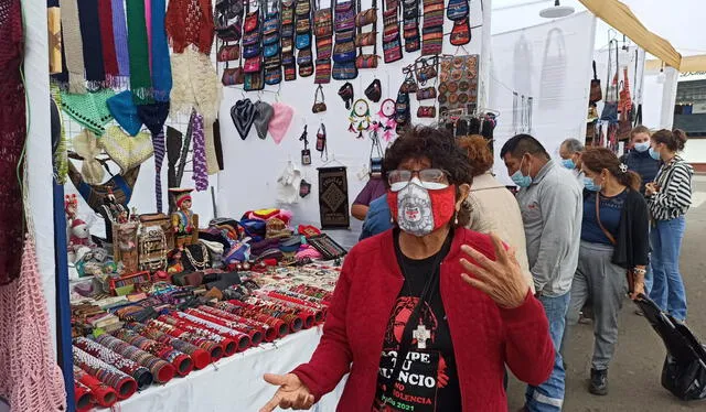 Lutgarda Reyes señaló que hay unos 5.000 artesanos en la región. Foto: H. Rodríguez