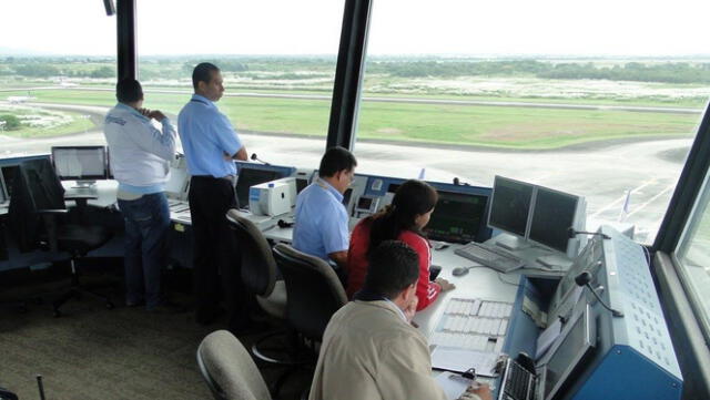  Un controlador aéreo debe dominar el idioma inglés. Foto: Andina    